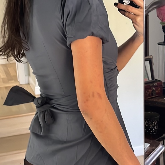 Flattering BCBG work elegant blouse. - Picture 3 of 7